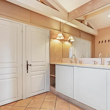 Holiday home Le Tropezien - Vue A 180, 3 Chambres, Jardin & Piscine