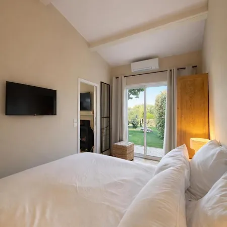 Holiday home Le Tropezien - Vue A 180, 3 Chambres, Jardin & Piscine