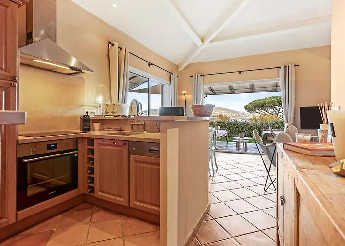 Holiday home Le Tropezien - Vue A 180, 3 Chambres, Jardin & Piscine *