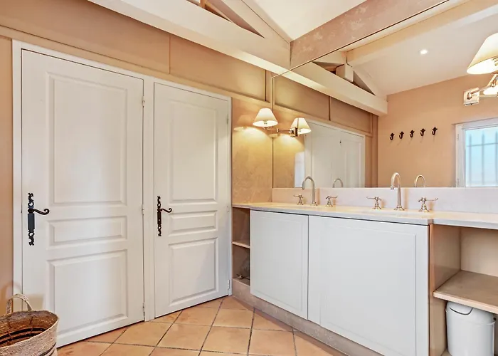 Holiday home Le Tropezien - Vue A 180, 3 Chambres, Jardin & Piscine